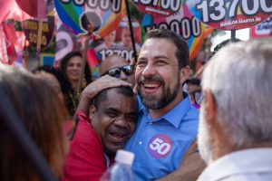 Guilherme Boulos (PSOL) durante caminhada na praça Maruzan Dourado Silva, em Cidade Ipava, zona sul da capital. Foto de Danilo Verpa / Folhapress