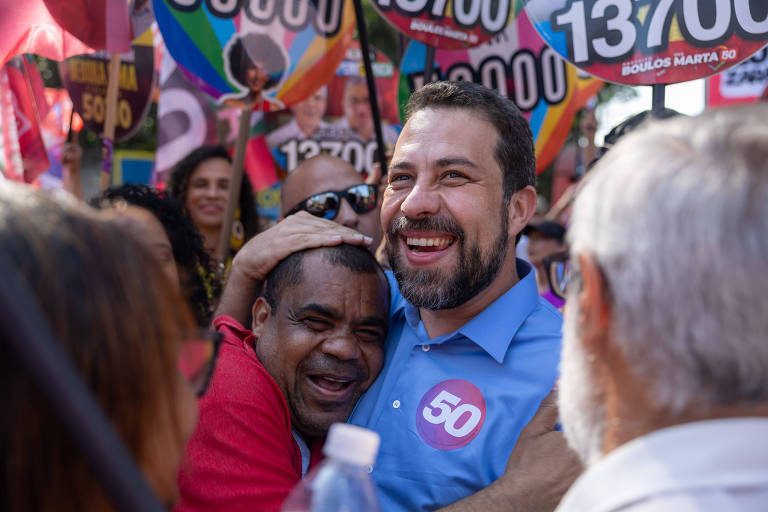 Guilherme Boulos (PSOL) durante caminhada na praça Maruzan Dourado Silva, em Cidade Ipava, zona sul da capital. Foto de Danilo Verpa / Folhapress