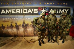 Soldados ao lado de um anúncio do jogo de computador do Exército dos EUA, America's Army, que foi lançado em 22 de maio de 2002, em Los Angeles. (Mike Nelson / AFP via Getty Images)