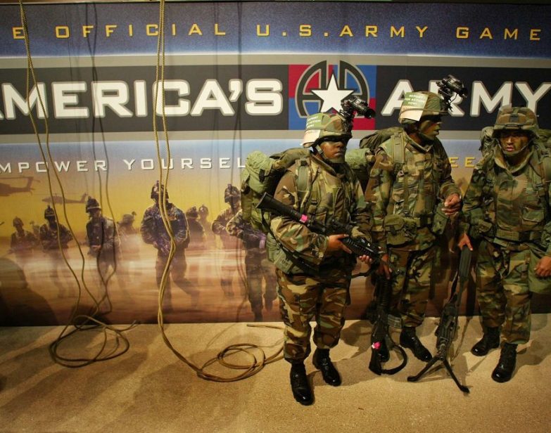 Soldados ao lado de um anúncio do jogo de computador do Exército dos EUA, America's Army, que foi lançado em 22 de maio de 2002, em Los Angeles. (Mike Nelson / AFP via Getty Images)