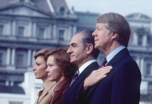 Xá Mohammad Reza Pahlavi e Jimmy Carter durante uma cerimônia de boas-vindas na Casa Branca, Washington, DC, em 15 de novembro de 1977. (Diana Walker / Getty Images)