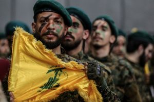 Combatentes do Hezbollah desfilam durante uma cerimônia no subúrbio ao sul de Beirute em 5 de abril de 2024. (Marwan Naamani / picture alliance via Getty Images)