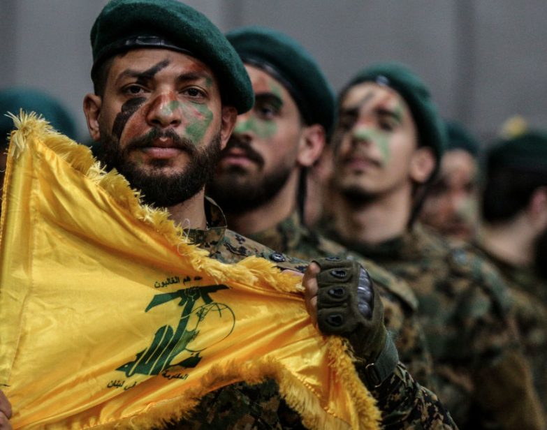 Combatentes do Hezbollah desfilam durante uma cerimônia no subúrbio ao sul de Beirute em 5 de abril de 2024. (Marwan Naamani / picture alliance via Getty Images)