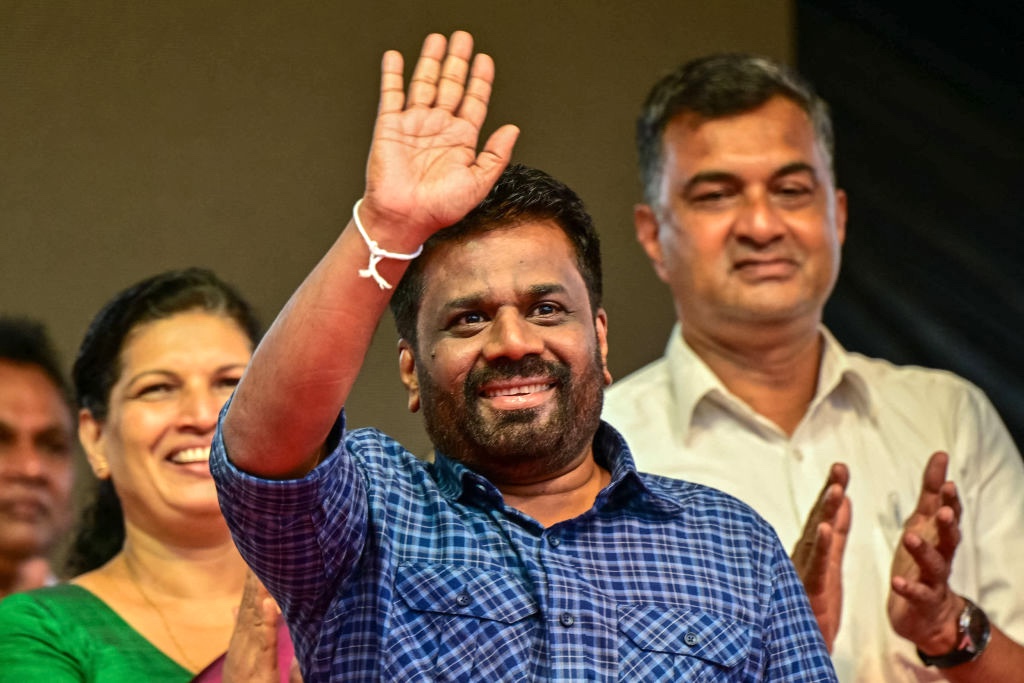 Anura Kumara Dissanayake acena para apoiadores do partido durante um comício eleitoral em Kiribathgoda, Sri Lanka, em 18 de agosto de 2024. (Ishara S. Kodikara / AFP via Getty Images)