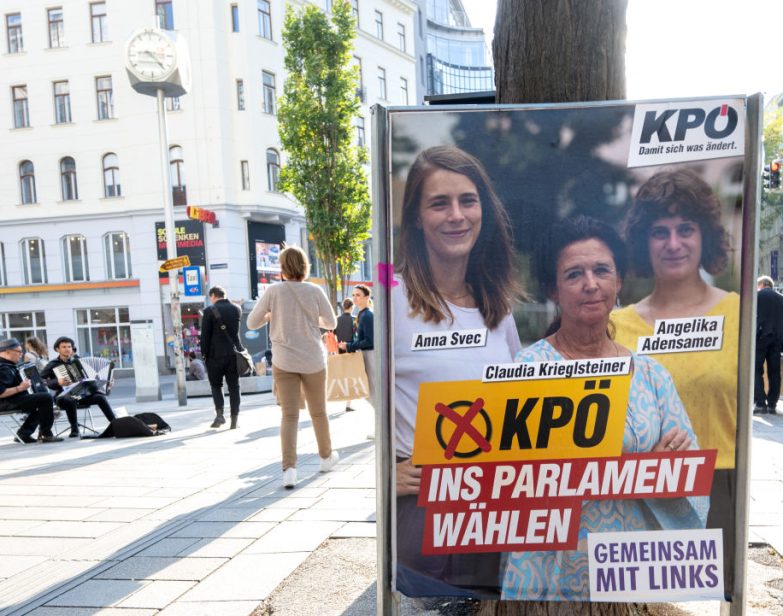 Um cartaz de campanha eleitoral para o Partido Comunista da Áustria em Viena em 20 de setembro de 2024 (Joe Klamar / AFP via Getty Images)