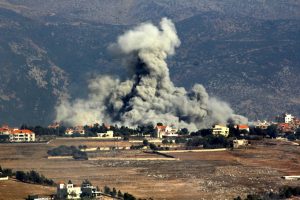 Fumaça sobe dos locais atingidos perto de um assentamento após o ataque do exército israelense na cidade de Khiam, região de Nabatieh, Líbano, em 28 de setembro de 2024. (Ramiz Dallah / Anadolu via Getty Images)