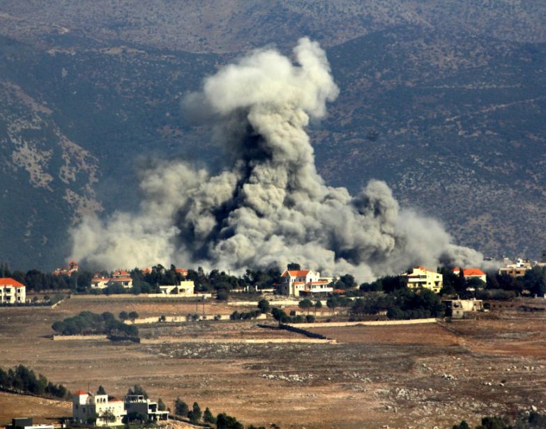 Fumaça sobe dos locais atingidos perto de um assentamento após o ataque do exército israelense na cidade de Khiam, região de Nabatieh, Líbano, em 28 de setembro de 2024. (Ramiz Dallah / Anadolu via Getty Images)