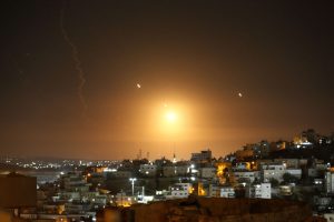 O Irã dispara mísseis sobre Jerusalém em 1º de outubro de 2024. (Wisam Hashlamoun/Anadolu via Getty Images)