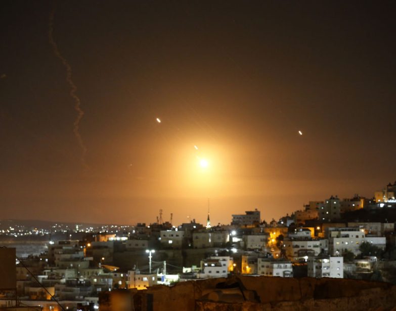 O Irã dispara mísseis sobre Jerusalém em 1º de outubro de 2024. (Wisam Hashlamoun/Anadolu via Getty Images)