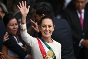 Claudia Sheinbaum acena para apoiadores ao deixar o Congresso após sua cerimônia de posse, Cidade do México, terça-feira, 1º de outubro. (CARL DE SOUZA / AFP via Getty Images)