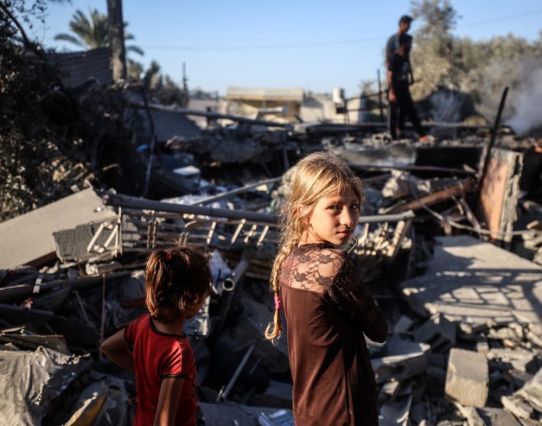 Palestinos inspecionam uma casa destruída por um ataque aéreo israelense na Faixa de Gaza em 4 de outubro de 2024. (Majdi Fathi / NurPhoto via Getty Images)