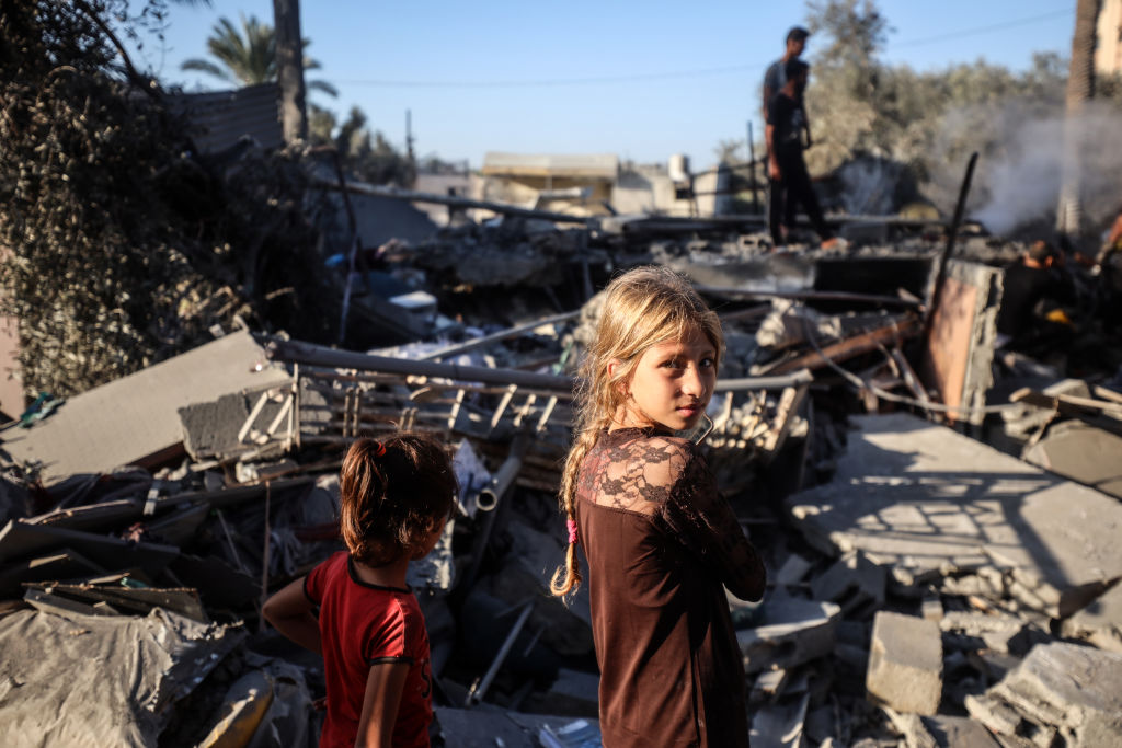 Palestinos inspecionam uma casa destruída por um ataque aéreo israelense na Faixa de Gaza em 4 de outubro de 2024. (Majdi Fathi / NurPhoto via Getty Images)