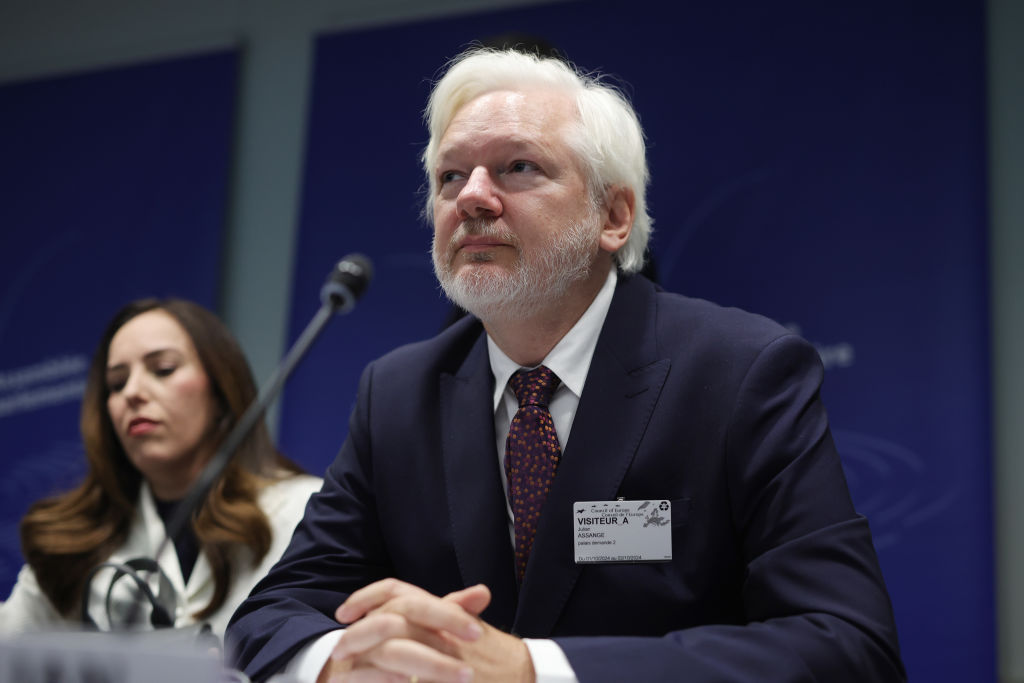 Julian Assange, fundador do WikiLeaks, dá depoimento à Assembleia Parlamentar do Conselho da Europa em Estrasburgo, França, 1º de outubro. (Johannes Simon / Getty Images)