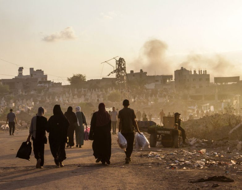 Palestinos caminham por uma rua bombardeada na Cidade de Gaza em 17 de outubro de 2024. (Mahmoud Issa / SOPA Images / LightRocket via Getty Images)