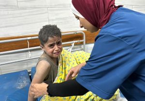 Uma criança palestina recebe tratamento no Hospital Kamal Adwan após um ataque aéreo israelense em Beit Lahiya, no norte da Faixa de Gaza, em 19 de outubro de 2024. (Islam Ahmed / AFP via Getty Images)