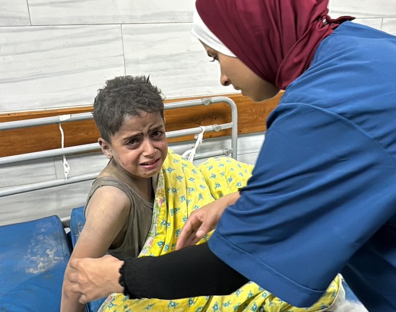 Uma criança palestina recebe tratamento no Hospital Kamal Adwan após um ataque aéreo israelense em Beit Lahiya, no norte da Faixa de Gaza, em 19 de outubro de 2024. (Islam Ahmed / AFP via Getty Images)