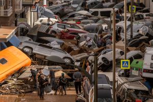 Carros são empilhados na rua com outros destroços após enchentes atingirem a região em 30 de outubro de 2024, em Valência, Espanha. (David Ramos / Getty Images)