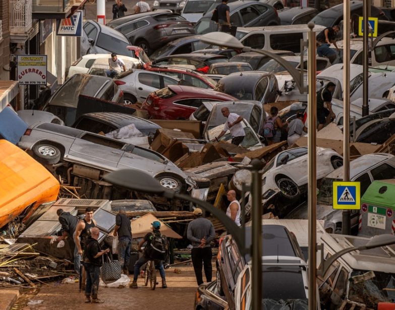 Carros são empilhados na rua com outros destroços após enchentes atingirem a região em 30 de outubro de 2024, em Valência, Espanha. (David Ramos / Getty Images)