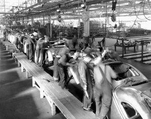 Trabalhadores da linha de montagem de carroceria em uma fábrica de montagem da Ford Motor Company em Minnesota, 1935. (Minnesota Historical Society / Corbis via Getty Images)