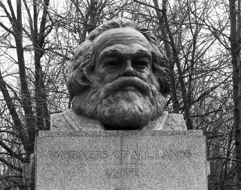 Lápide de Karl Marx no Cemitério East Highgate em Londres, Inglaterra. (John van Hasselt / Corbis via Getty Images)