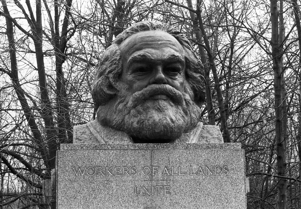 Lápide de Karl Marx no Cemitério East Highgate em Londres, Inglaterra. (John van Hasselt / Corbis via Getty Images)