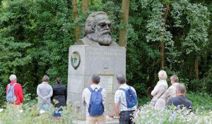 Pessoas visitam o túmulo de Karl Marx em Londres, Inglaterra. (Wikimedia Commons)