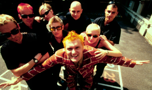 Chumbawamba em 1998... uma classe e uma banda. Boff Whalley está atrás à esquerda (com cabelo vermelho), Dunstan Bruce na frente. Foto de Hayley Madden/Rex/Shutterstock