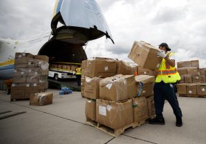 Trabalhador no Aeroporto Internacional Pearson de Toronto, em Ontário, Canadá, em 30 de maio de 2020. (Cole Burston / Bloomberg via Getty Images)