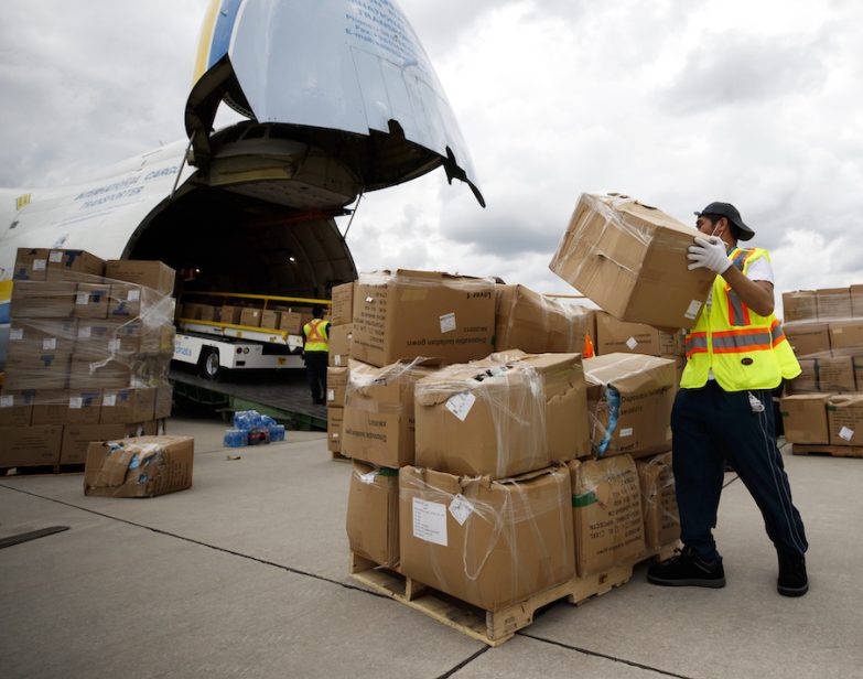 Trabalhador no Aeroporto Internacional Pearson de Toronto, em Ontário, Canadá, em 30 de maio de 2020. (Cole Burston / Bloomberg via Getty Images)