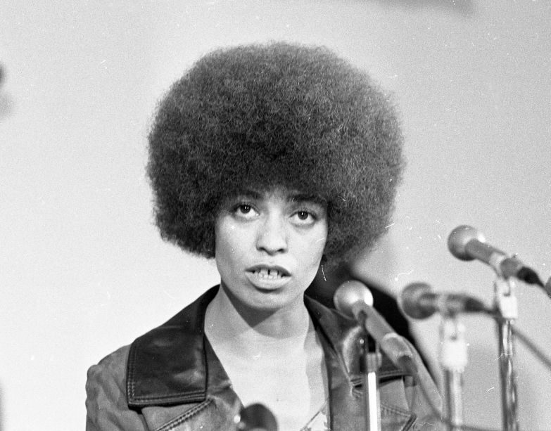 Angela Davis discursa no Mills College em 23 de outubro de 1969, após ser demitida da UCLA por sua militância comunista. (Duke Downey / San Francisco Chronicle via Getty Images)