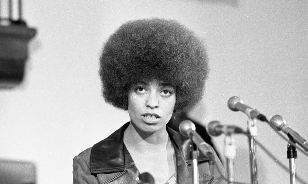 Angela Davis discursa no Mills College em 23 de outubro de 1969, após ser demitida da UCLA por sua militância comunista. (Duke Downey / San Francisco Chronicle via Getty Images)