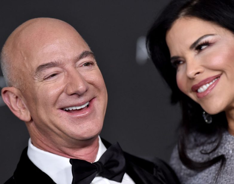 Ao medir a escala da riqueza de Jeff Bezos, não estamos apenas olhando para o quão rico ele é — mas também para o quanto é poderoso. (Axelle/Bauer-Griffin/FilmMagic via Getty Images)