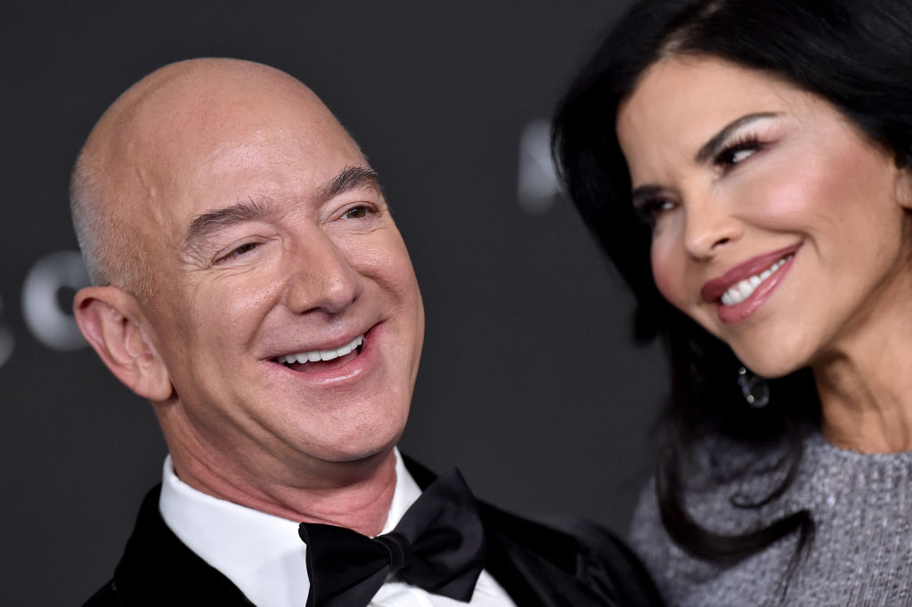 Ao medir a escala da riqueza de Jeff Bezos, não estamos apenas olhando para o quão rico ele é — mas também para o quanto é poderoso. (Axelle/Bauer-Griffin/FilmMagic via Getty Images)