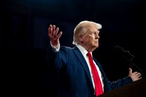 O ex-presidente Donald Trump chega ao seu comício de campanha no Bojangles Coliseum em 24 de julho de 2024, em Charlotte, Carolina do Norte. (Brandon Bell / Getty Images)