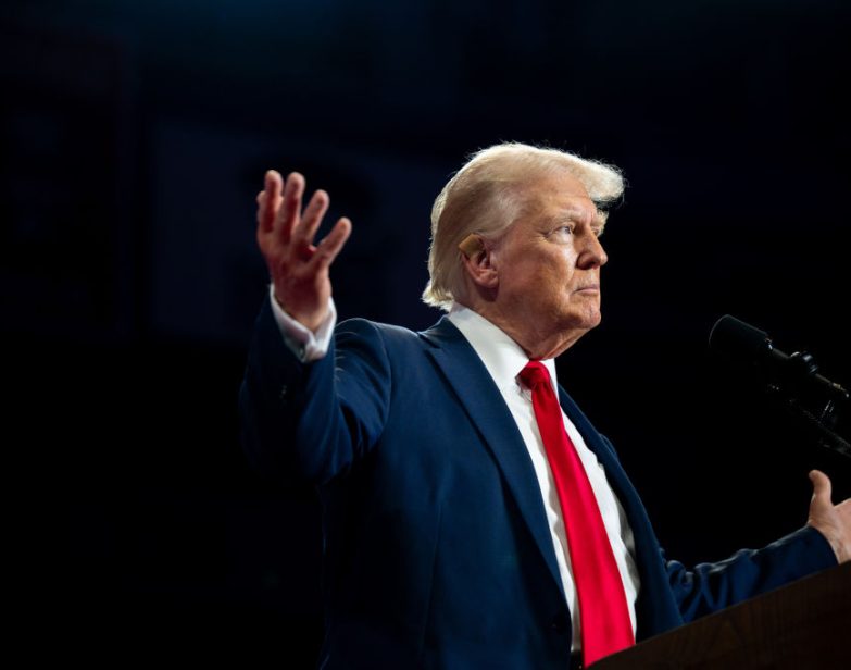 O ex-presidente Donald Trump chega ao seu comício de campanha no Bojangles Coliseum em 24 de julho de 2024, em Charlotte, Carolina do Norte. (Brandon Bell / Getty Images)