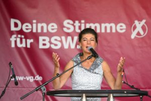 Sahra Wagenknecht discursa no palco durante evento de campanha da BSW para a eleição estadual na Saxônia no dia 28 de agosto de 2024, em Dresden, na Alemanha. (Robert Michael / picture alliance via Getty Images)