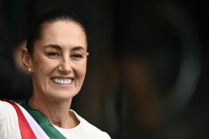 A presidenta mexicana Claudia Sheinbaum sorri ao sair de sua cerimônia de posse na Cidade do México em 1º de outubro de 2024. (Carl De Souza / AFP via Getty Images)