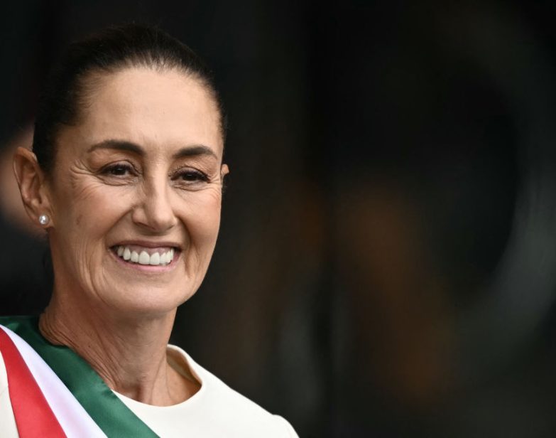 A presidenta mexicana Claudia Sheinbaum sorri ao sair de sua cerimônia de posse na Cidade do México em 1º de outubro de 2024. (Carl De Souza / AFP via Getty Images)