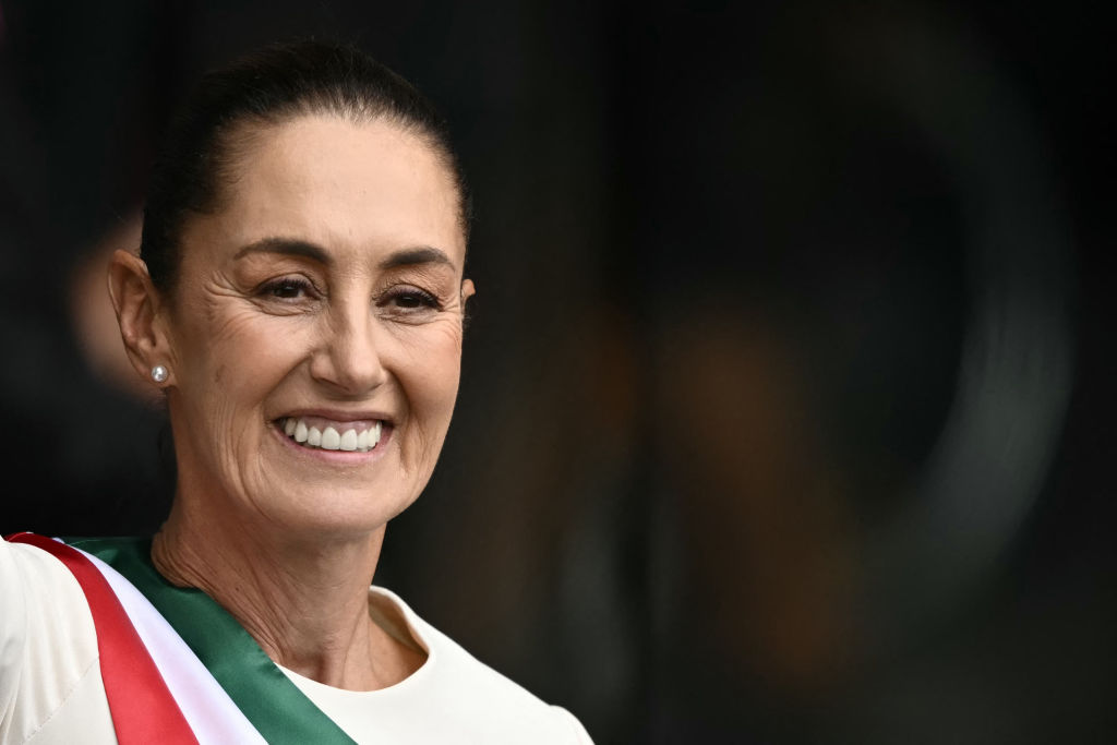 A presidenta mexicana Claudia Sheinbaum sorri ao sair de sua cerimônia de posse na Cidade do México em 1º de outubro de 2024. (Carl De Souza / AFP via Getty Images)