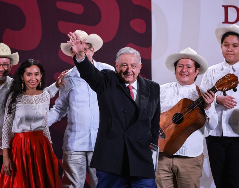 O presidente mexicano, Andrés Manuel Lopez Obrador, faz saudação durante o briefing matinal diário no Palácio Nacional em 30 de setembro de 2024, na Cidade do México, México. (Manuel Velásquez/Getty Images)