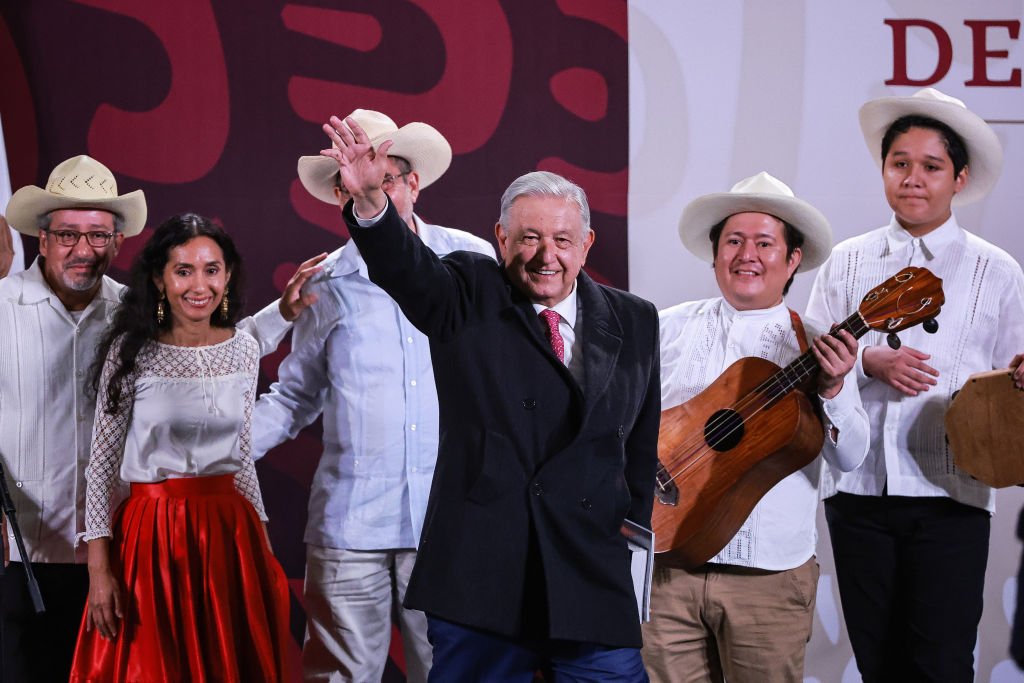 O presidente mexicano, Andrés Manuel Lopez Obrador, faz saudação durante o briefing matinal diário no Palácio Nacional em 30 de setembro de 2024, na Cidade do México, México. (Manuel Velásquez/Getty Images)