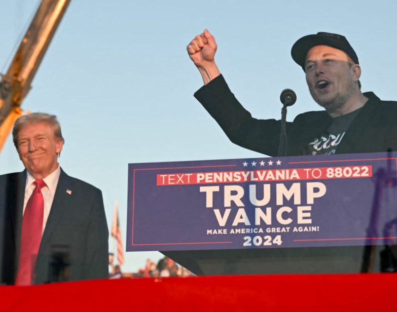 O CEO da Tesla, Elon Musk, fala no palco com o ex-presidente Donald Trump durante um comício de campanha em Butler, Pensilvânia, em 5 de outubro de 2024. (Jim Watson / AFP via Getty Images)