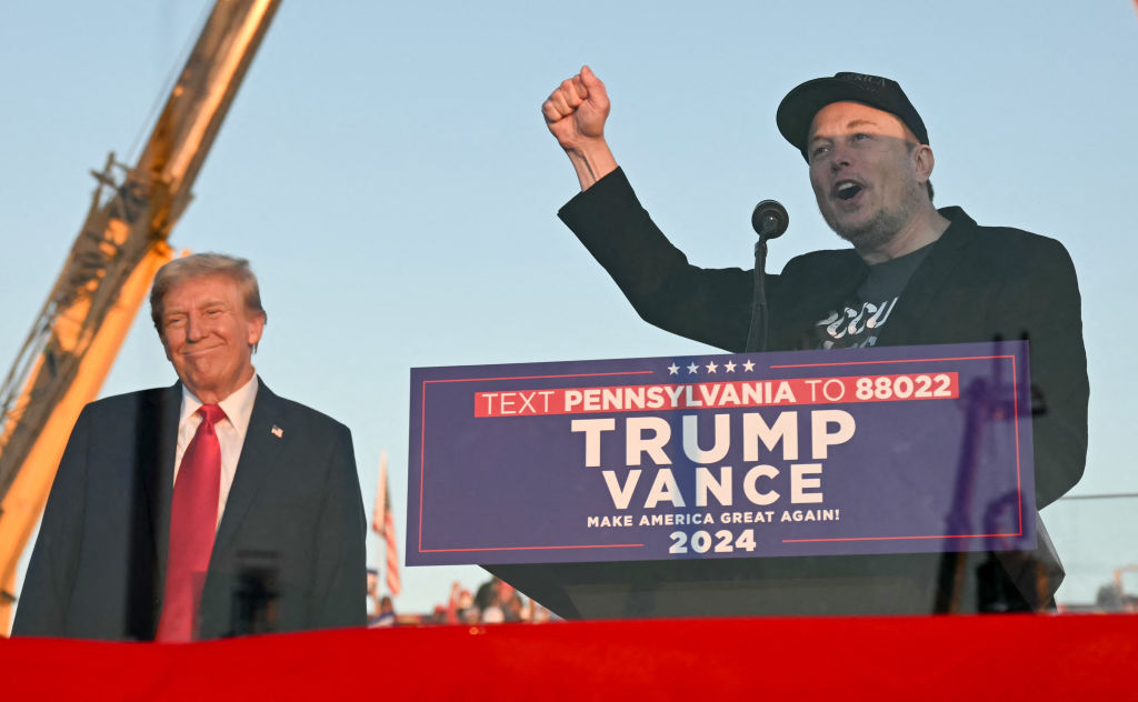 O CEO da Tesla, Elon Musk, fala no palco com o ex-presidente Donald Trump durante um comício de campanha em Butler, Pensilvânia, em 5 de outubro de 2024. (Jim Watson / AFP via Getty Images)