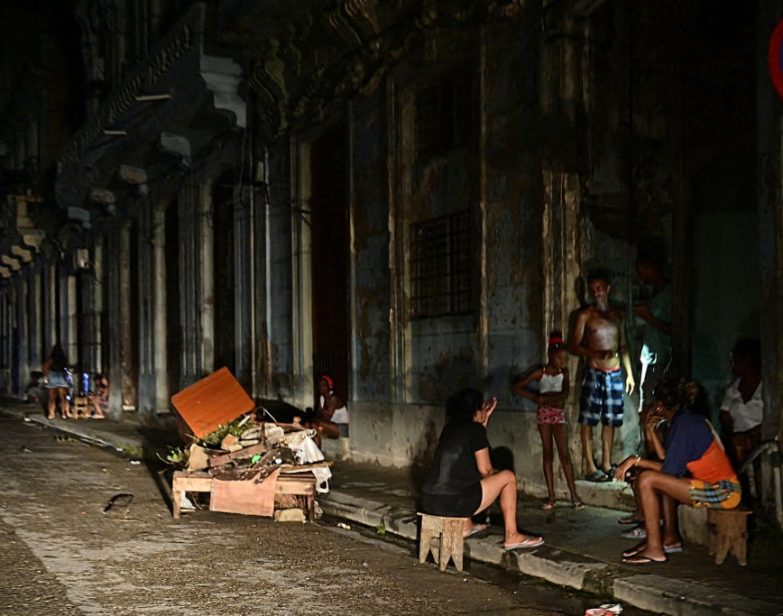 Cubanos conversam à noite em uma rua durante um apagão nacional em 18 de outubro de 2024, em Havana. (Adalberto Roque / AFP via Getty Images) Cubanos conversam à noite em uma rua durante um apagão nacional em 18 de outubro de 2024, em Havana. (Adalberto Roque / AFP via Getty Images)