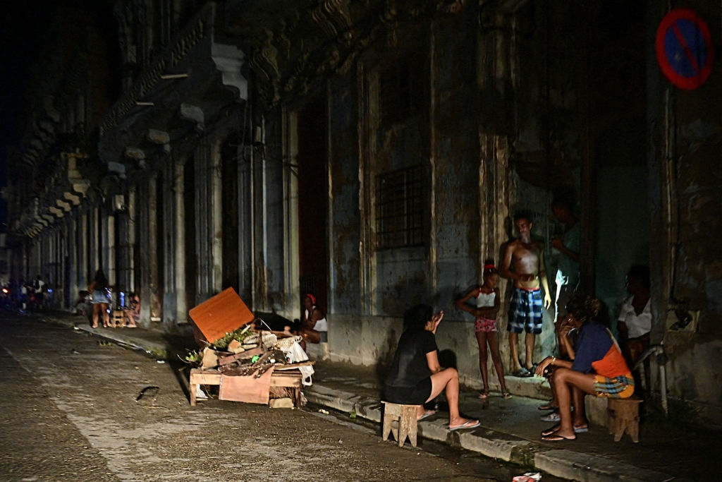 Cubanos conversam à noite em uma rua durante um apagão nacional em 18 de outubro de 2024, em Havana. (Adalberto Roque / AFP via Getty Images) Cubanos conversam à noite em uma rua durante um apagão nacional em 18 de outubro de 2024, em Havana. (Adalberto Roque / AFP via Getty Images)