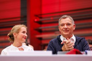 Os co-líderes do Die Linke, Ines Schwerdtner (à esquerda) e Jan van Aken (à direita) no congresso nacional do partido em Halle, Alemanha, em 19 de outubro de 2024. (Jens Schlueter / AFP via Getty Images)