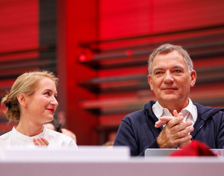 Os co-líderes do Die Linke, Ines Schwerdtner (à esquerda) e Jan van Aken (à direita) no congresso nacional do partido em Halle, Alemanha, em 19 de outubro de 2024. (Jens Schlueter / AFP via Getty Images)