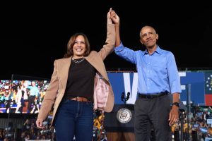 Kamala Harris em campanha com o ex-presidente Barack Obama em 24 de outubro de 2024, em Clarkston, Geórgia. (Joe Raedle / Getty Images)