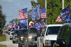 Apoiadores de Donald Trump participam de um desfile em West Palm Beach fazendo campanha antes da eleição presidencial em 3 de novembro de 2024, em West Palm Beach, Flórida. (Jesus Olarte / Anadolu via Getty Images)