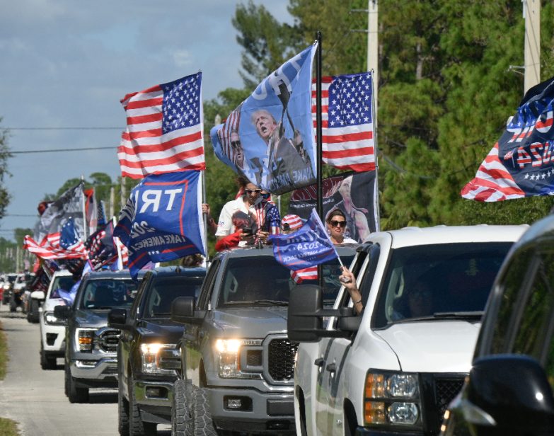 Apoiadores de Donald Trump participam de um desfile em West Palm Beach fazendo campanha antes da eleição presidencial em 3 de novembro de 2024, em West Palm Beach, Flórida. (Jesus Olarte / Anadolu via Getty Images)